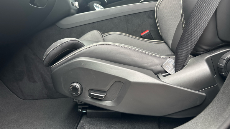 Volvo XC60 2.0 B5P Plus Black Edition 5dr AWD Geartronic Petrol Estate